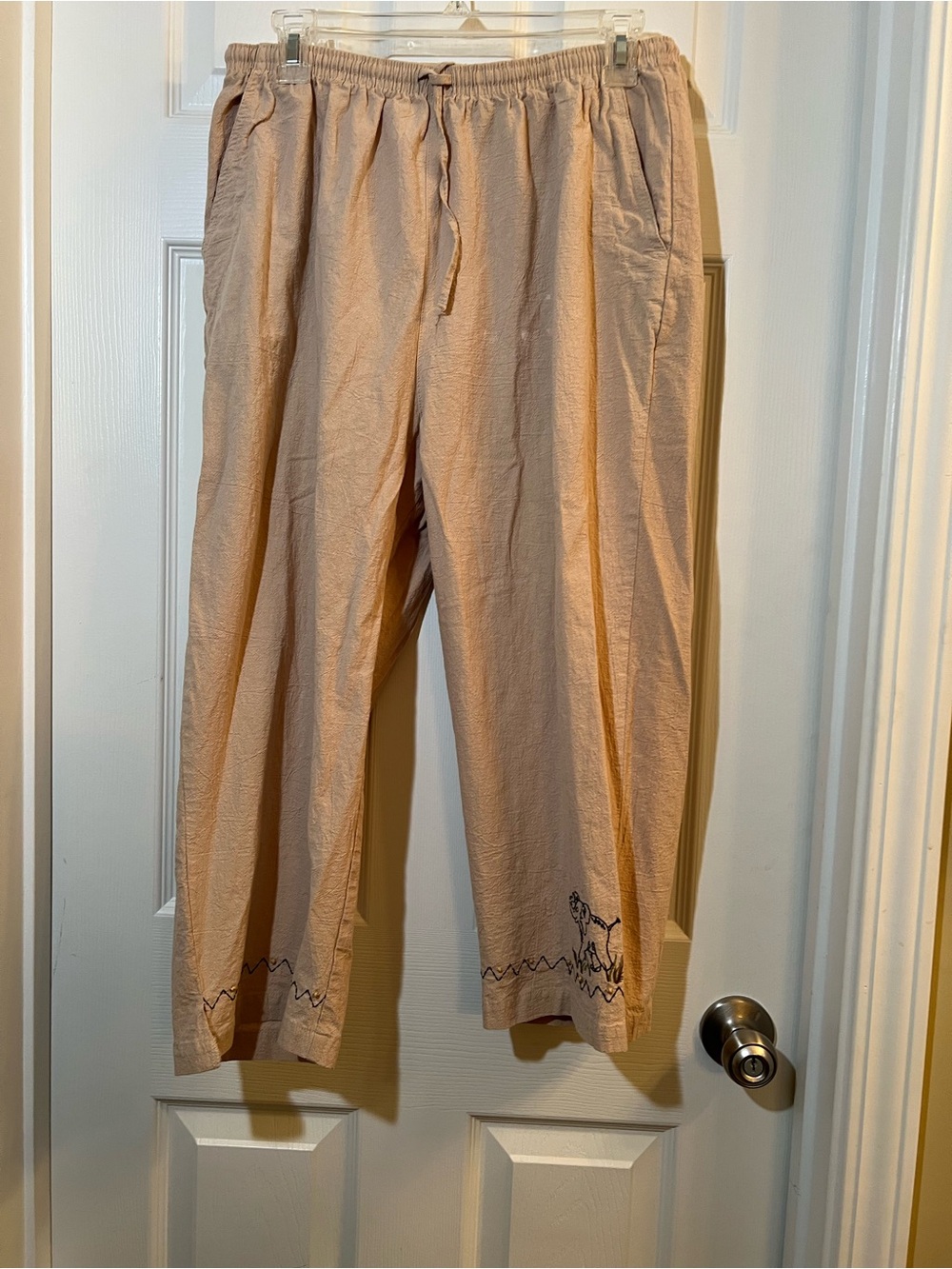🦋 Jane Ashley Light tan Drawstring Capris with Embroidered Hem size medium